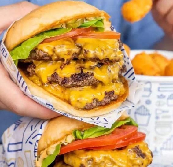 快餐店|吴尊汉堡店一夜走红,随手去买2个“牛肉堡”,结账时以为听错了