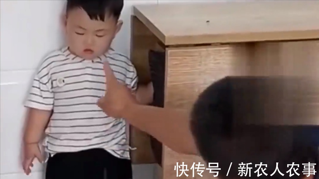 养鱼|内蒙古一熊孩子摊上事了,用爸爸的酒缸养鱼,网友:奶奶在,不怕