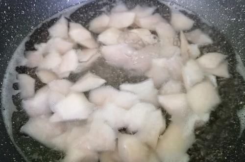 美女为了梦想远走异国他乡，却遭遇坏人绑架，被残忍对待