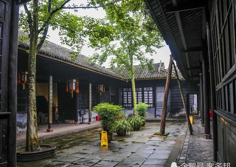  地主|大地主刘文彩的庄园：紫檀木座椅为洪秀全遗物，图8为贴金大龙床