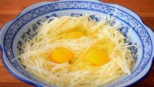 鸡蛋|土豆丝里打3个鸡蛋，居然这么好吃，我家一周做6次，上桌就抢光