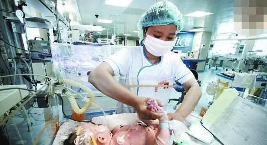 婆婆|怀孕十一个月肚子还是没有动静,等孩子出生了一家人哭成一团