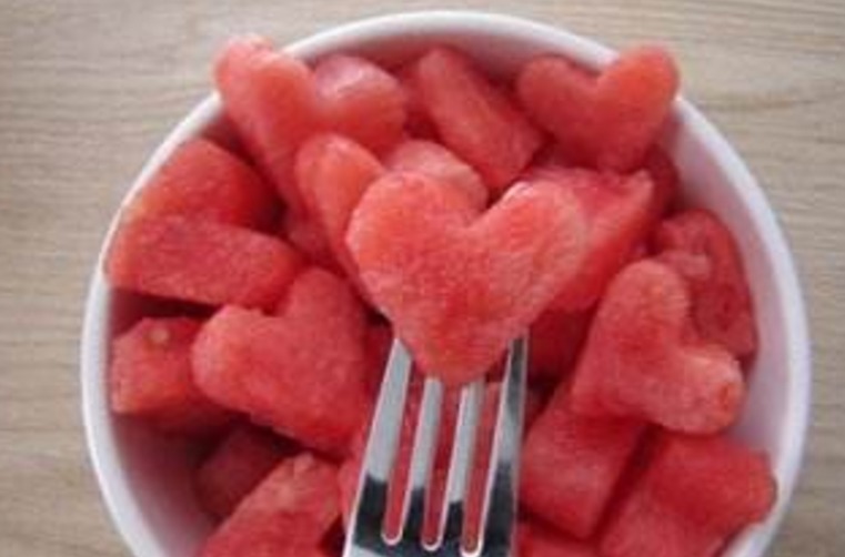 4位阿姨来应聘保姆,一人切一种西瓜,婆婆果断录取最后一位