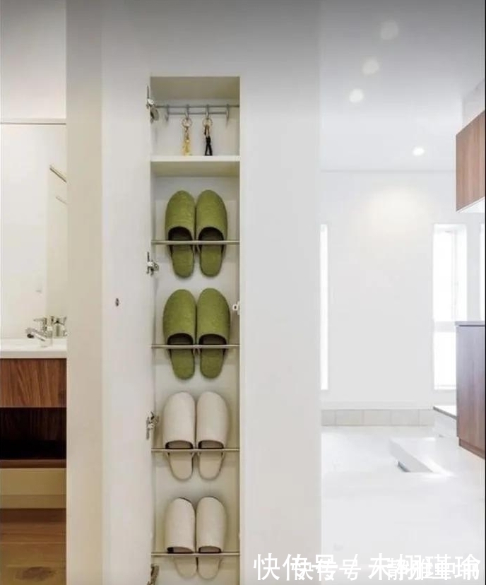 玄关区|装修新房时,走廊式玄关鞋柜,护墙板里装鞋架真牛,太聪明了!