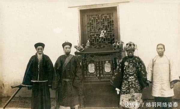 清朝人的“婚纱照”:女人们盛装打扮,凤冠霞帔,别有一番韵味