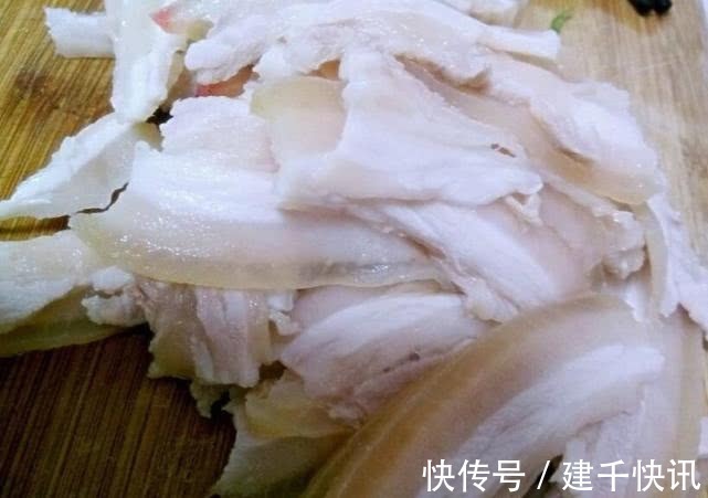 搅拌均匀|做“蒜泥白肉”别直接加水煮,多加这3样,蒜味浓厚肥而不腻!
