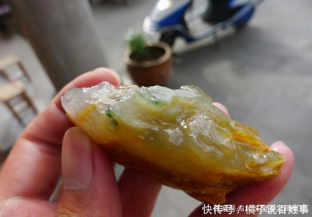 这个季节的色彩用首饰来表达,将珠宝佩戴在身,彰显浓浓的中国风