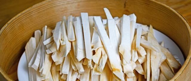  孩子|3个鸡蛋，2个杏鲍菇，简单一做，我家一周吃5次，上桌孩子超爱吃