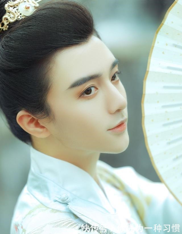 可可#鹤川颜值真高,穿汉服好有“温柔王爷范”,小说里的男主有脸了!