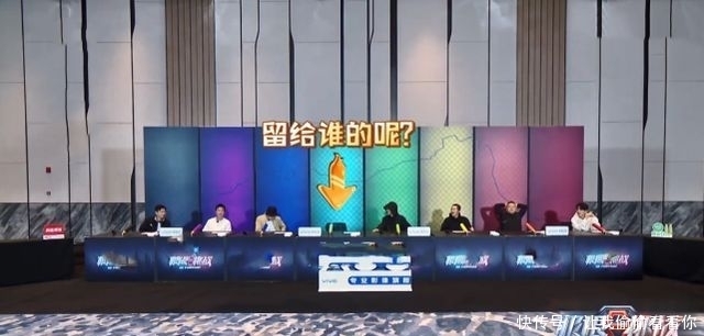 龚俊极挑登场时,邓伦黄明昊等人当场等待,只有一个人上前