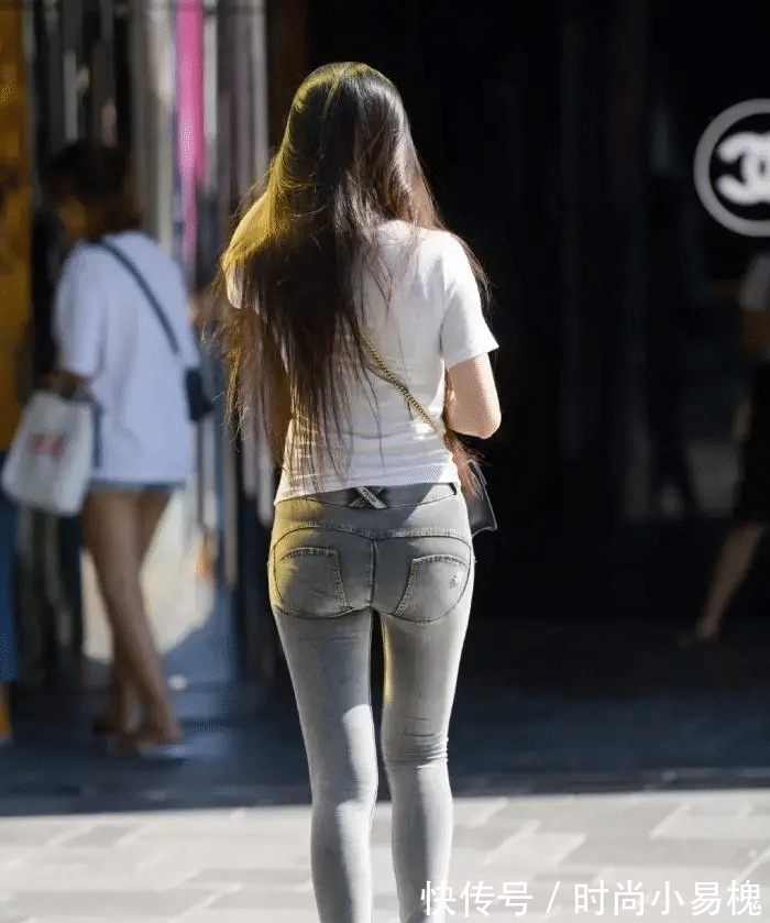 北方有佳人|北方有佳人,绝世而独立,铅灰牛仔裤配白半袖演绎的恬静温柔之美