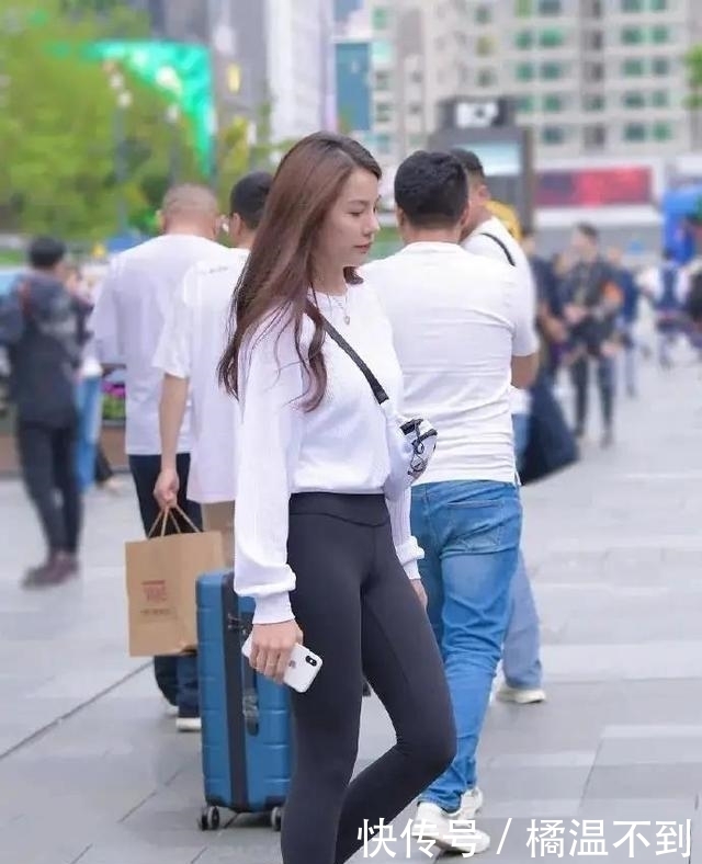 美女|脱下短裙,打底裤在修身上更“吃香”