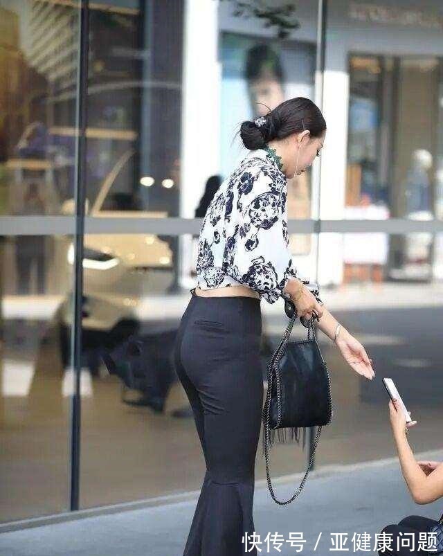 上衣 白色交叉上衣搭配灰色打底裤,舒服又个性,适合走休闲路线的女生!