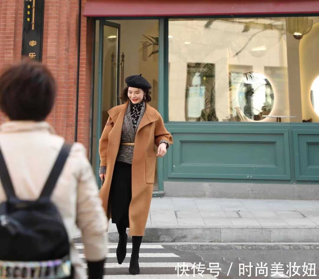 大衣|“驼色大衣”已经烂大街?学时尚博主的高级配色,穿出高雅大牌范