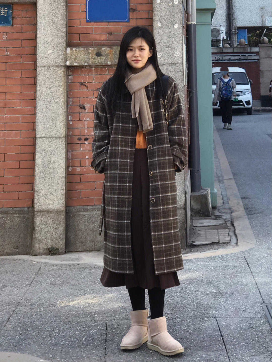 格子 秋冬季节“大衣”怎么穿?搭配针织衫和半身裙优雅大气,高级时髦