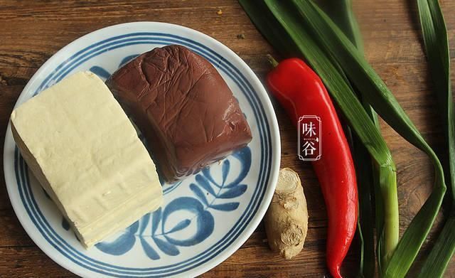 它是猪身上的液体肉，隔三差五吃一盘，排毒补血，给身体做大扫除