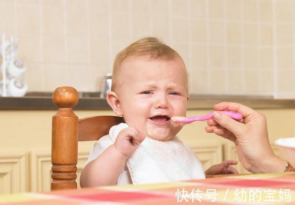 表面|辅食喂养三大“坑”,宝宝吃得香只是表面现象,潜在肠胃紊乱问题