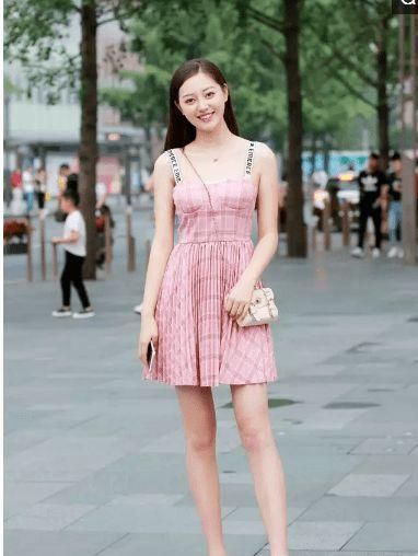 牛仔裤|街拍，小姐姐穿着唯美的长裙，宛若窈窕淑女，男人都想娶她回家