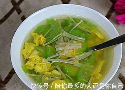煮丝瓜时加一宝,比鸡汤还鲜美,常吃,排出毒素,皮肤细嫩年轻