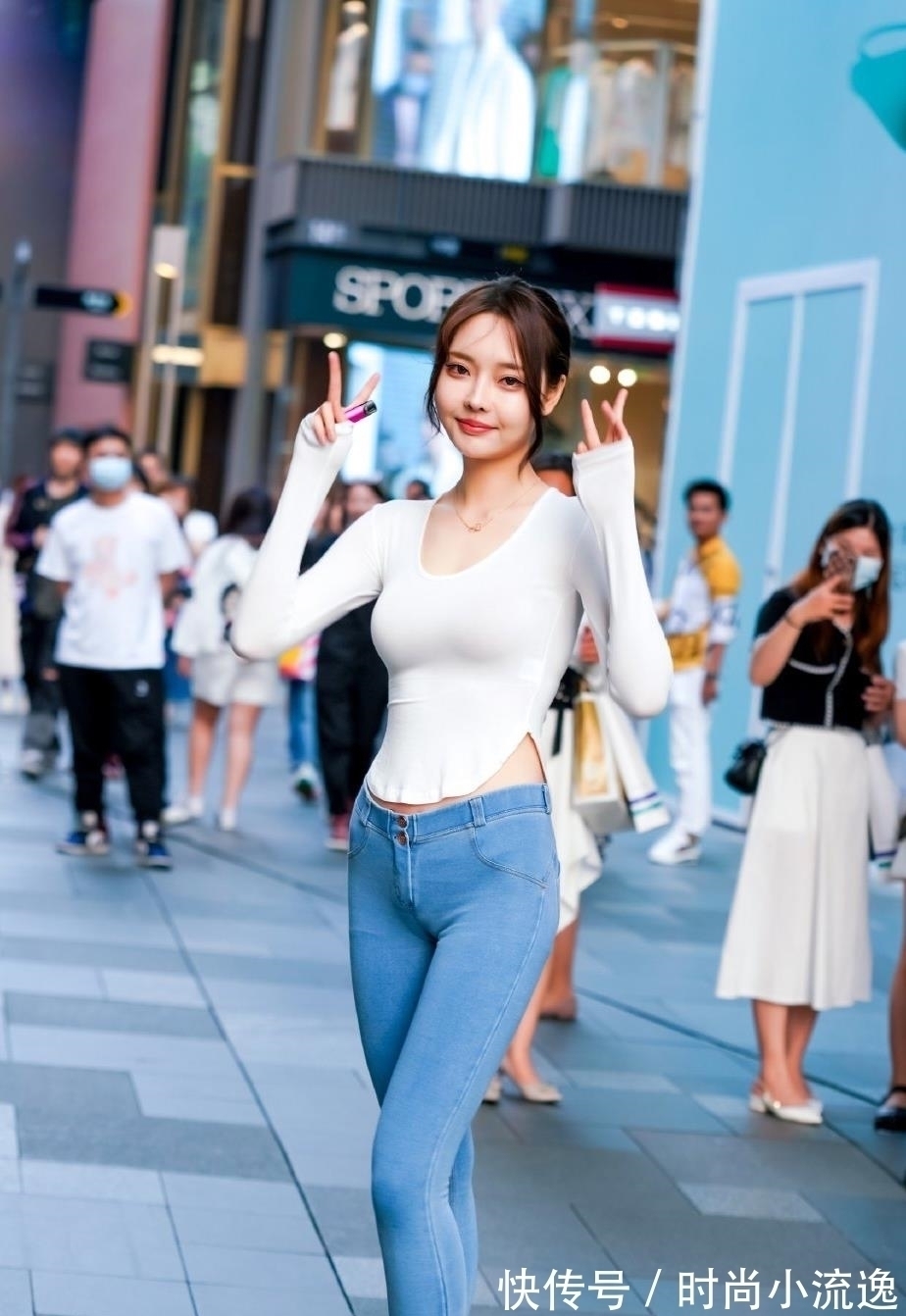 tips 如何用牛仔裤展示身材?弹力牛仔裤+高跟短靴,不仅显身材还很潮