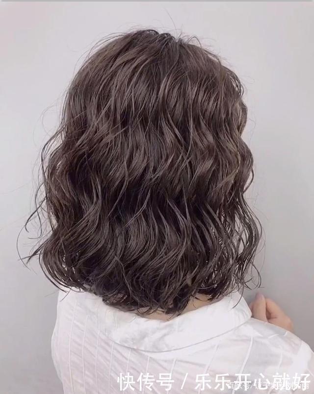 春节发型任你怎么剪，也要试试这21款，蓬松时尚很修饰头型