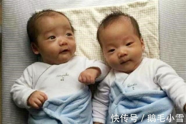 儿子|爸爸带双胞胎儿子睡觉,父子三人姿势神同步,网友亲生的没跑了