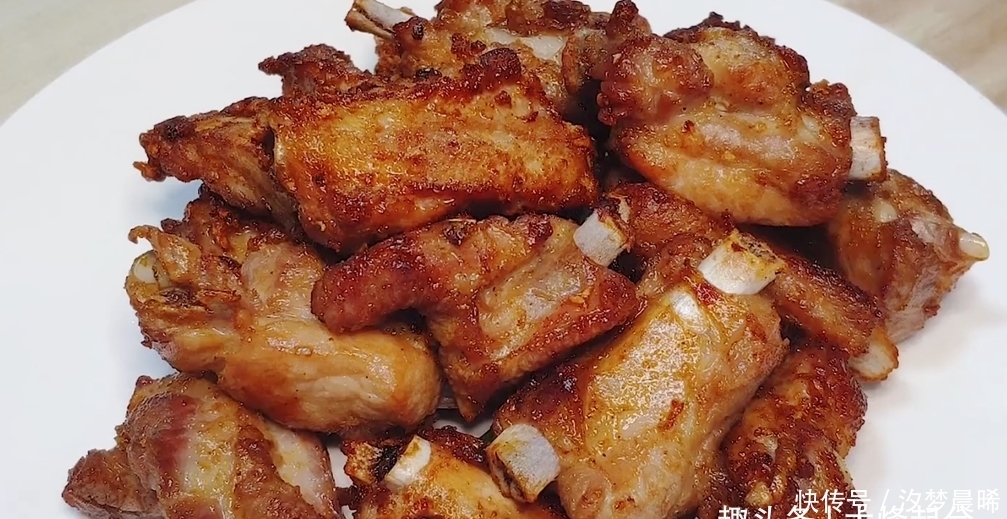 大人|蒜香排骨,外酥里嫩,香到骨头里,看得直流口水,大人小孩都爱吃