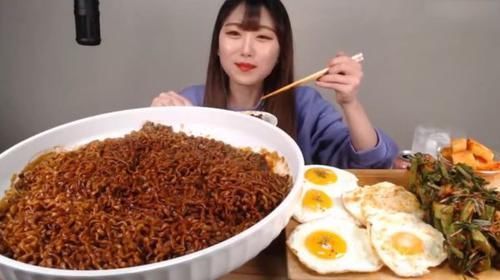 们吃东西|大胃王吃80斤“火鸡面”,桌上鸡蛋出卖了她,网友当我们傻吗