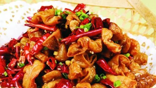  合适|这是一道诱人的川菜，肥而不腻，香辣可口，当下酒菜太合适了