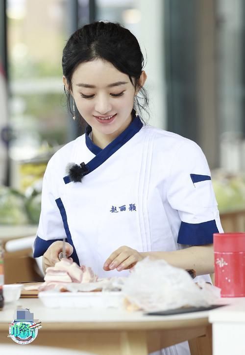 劳模|赵丽颖变中餐厅劳模,切了一下午肉,看见她拿刀的手吓了一跳