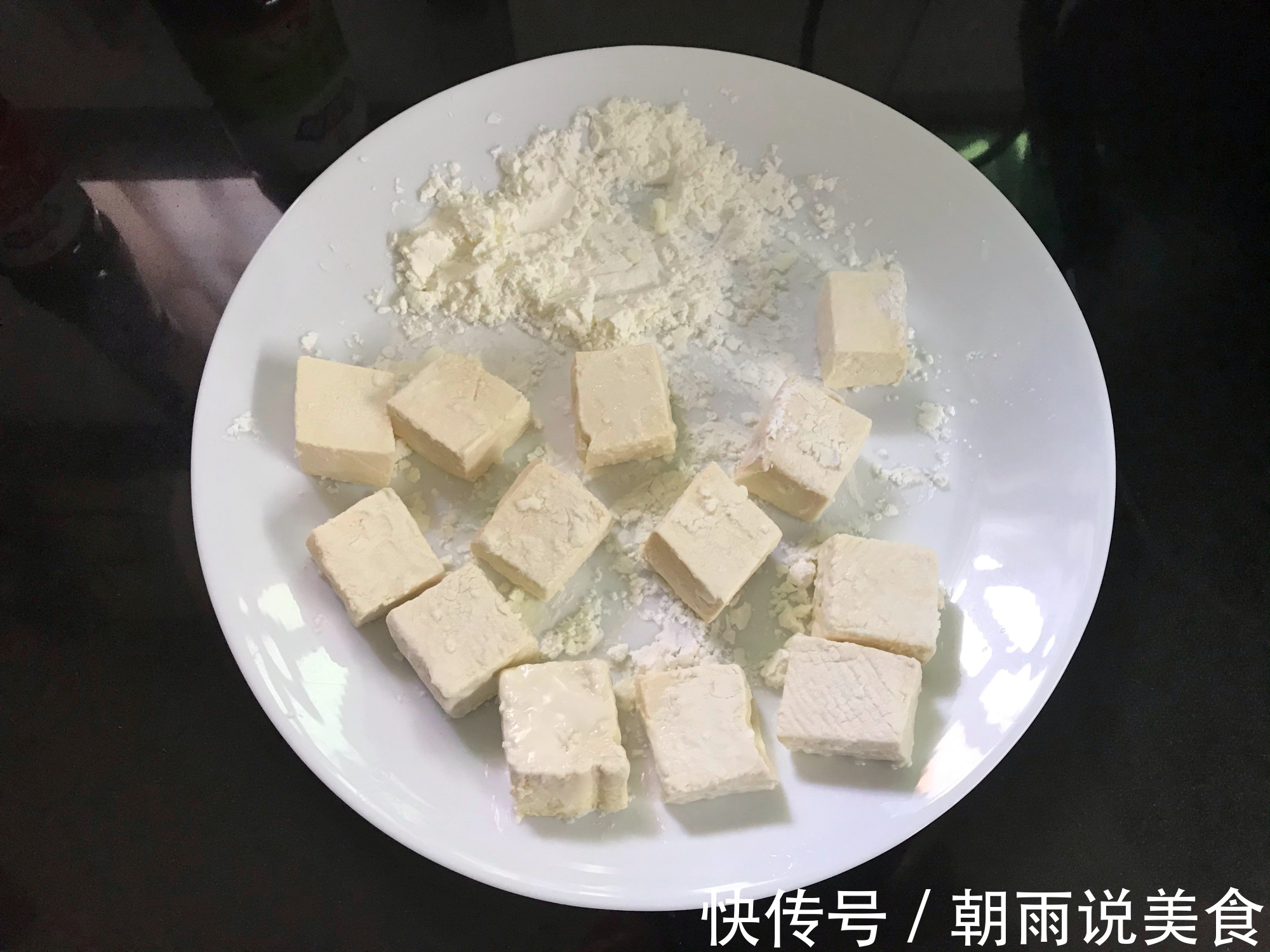 入秋后,豆腐此做法比肉好吃,2块做一盘,一周3次嫌不够