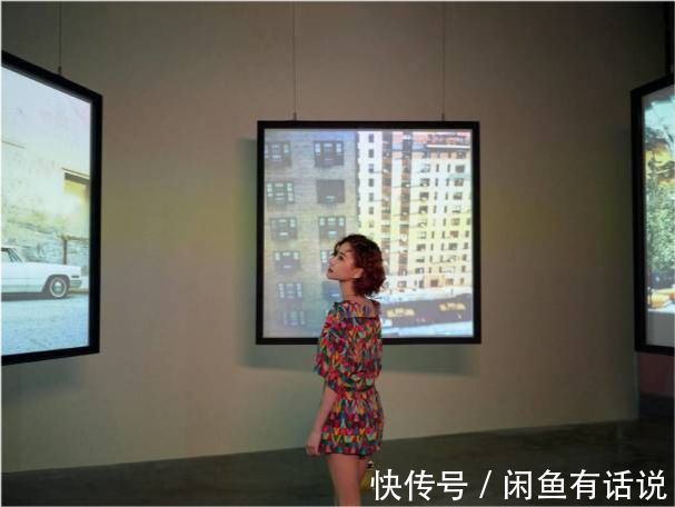 大长腿|何超莲烫了卷发,搭配碎花裙却跑出“阿姨味”,气质全靠颜值撑着