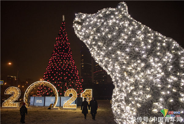 莫斯科亮起北极熊雕塑彩灯 迎接新年和圣诞