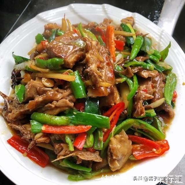 素炒豇豆角|美食推荐：素炒豇豆角、青椒炒肉丝，啤酒鸭做法简单，营养又美味