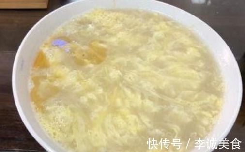 村口70岁奶奶,做“冲鸡蛋花”火了,不加盐和水,清热解暑喝不腻