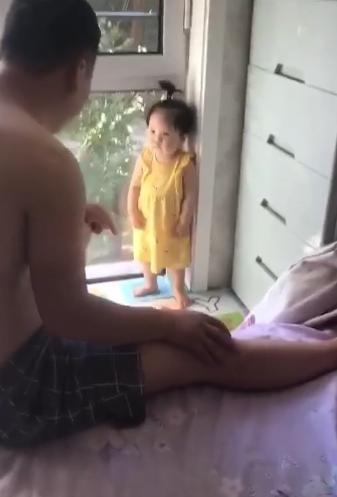 表妹|13个月姐姐打表妹后,被舅舅罚站,一脸委屈的小表情萌翻了