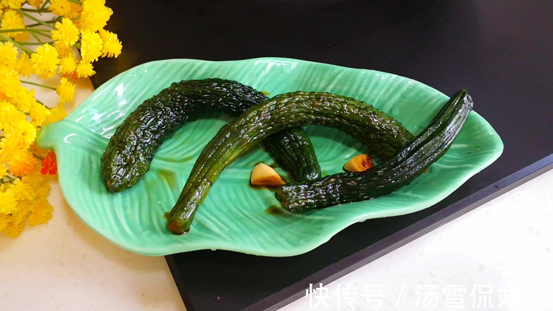 阳台上|腌黄瓜时，只会加盐就外行了，多加1味调料，又脆又绿格外香！