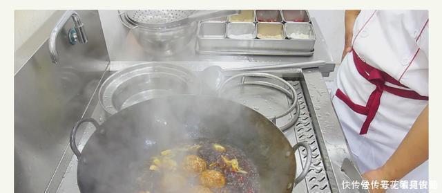 大厨教你做红烧狮子头,肉质鲜嫩不腻,你学会了吗