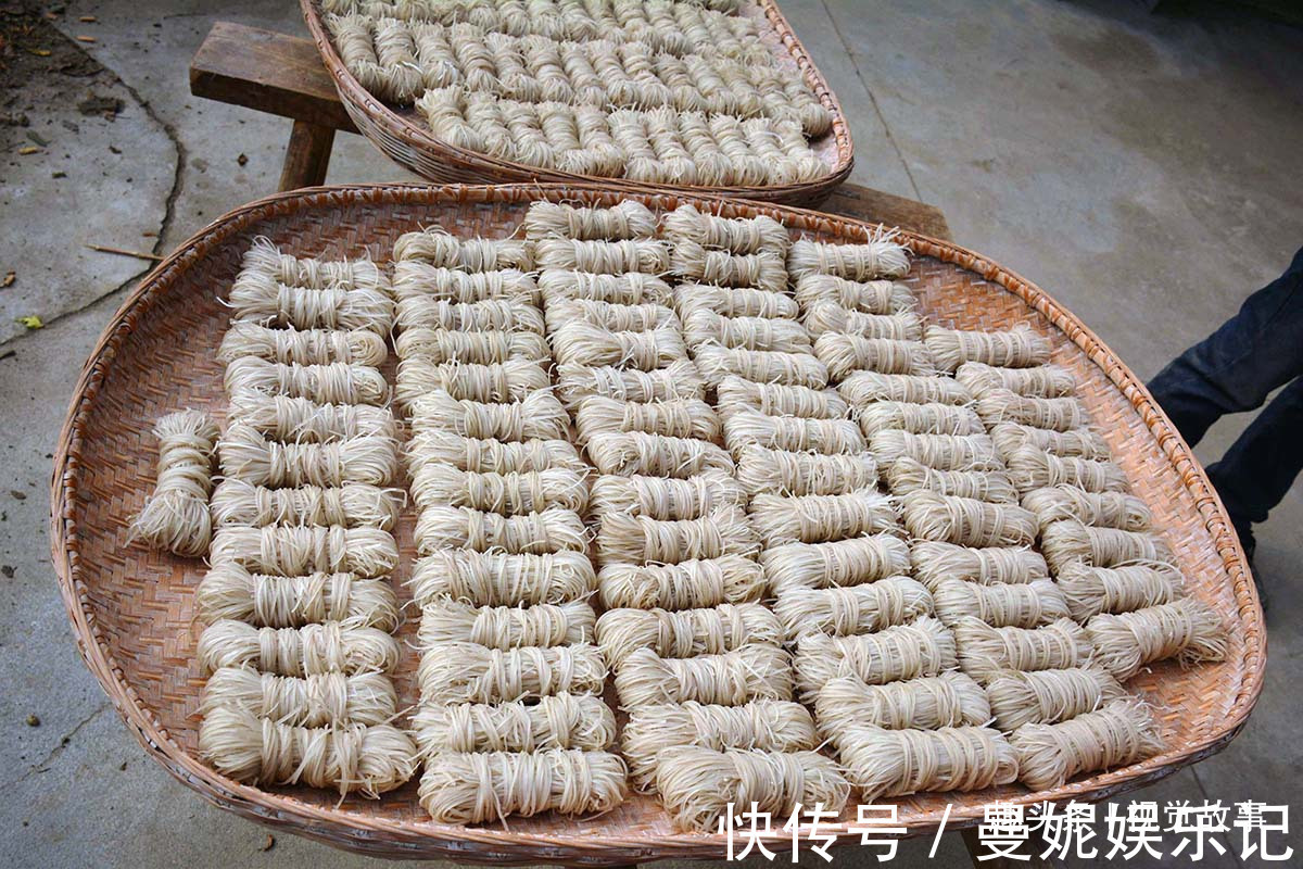 装修|楼房建成10年不装修，47岁村民在屋内铺满粉丝，儿子很争气