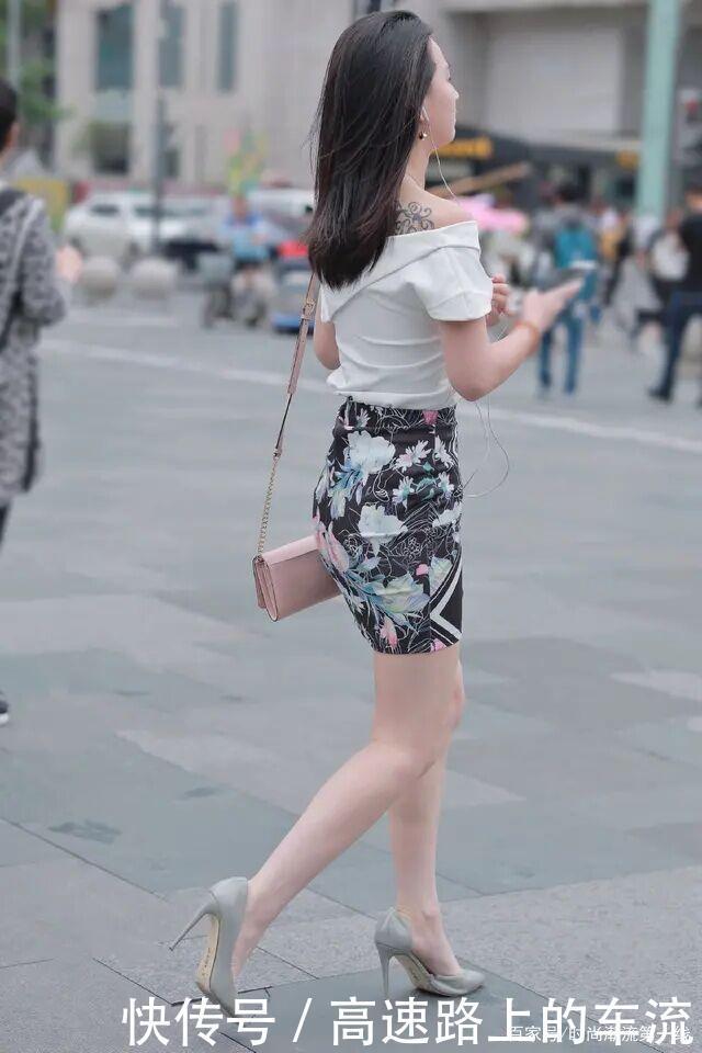 打底裤已经“失宠”了,今夏流行印花小短裙,遮肉显瘦还显高!