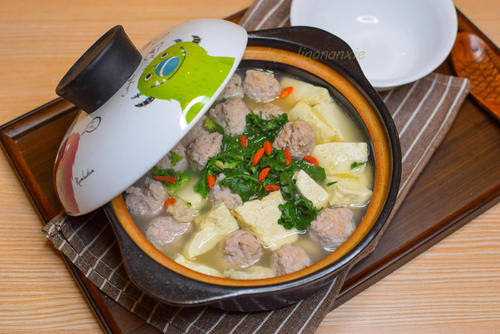 猪肉和豆腐的神仙搭配，不需要很多调味料，简单一煮超鲜美