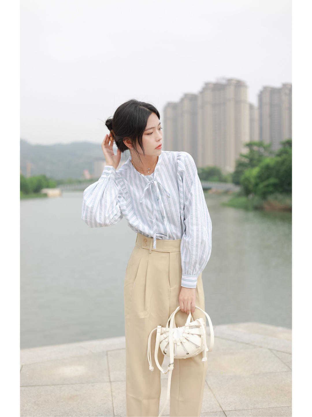 气质|穿衬衫的季节,怎么穿才能更干练又洋气?搭配格子长裤特别显气质