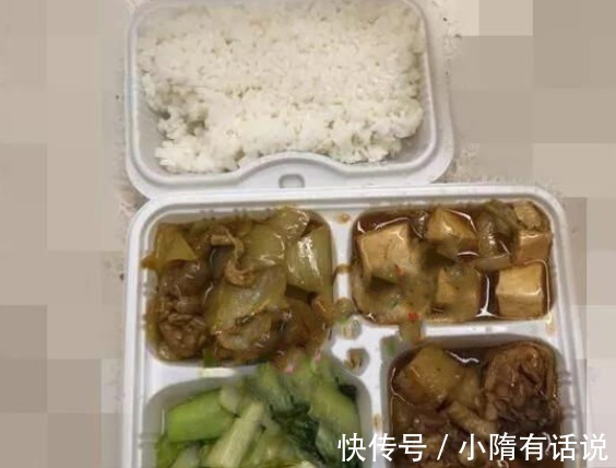 央视虎年春晚伙食曝光!四菜荤素搭配有大块肉,色泽诱人包装节俭!