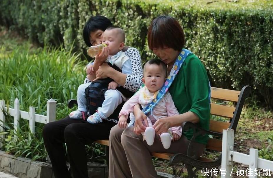 佳佳|为什么奶奶越来越遭嫌弃,姥姥却成为带娃主力军?原因其实很现实