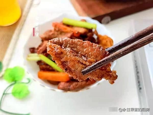 胡萝卜|见到这肉我就买，切片加香料腌一腌，入锅不用加水，上桌就被夸