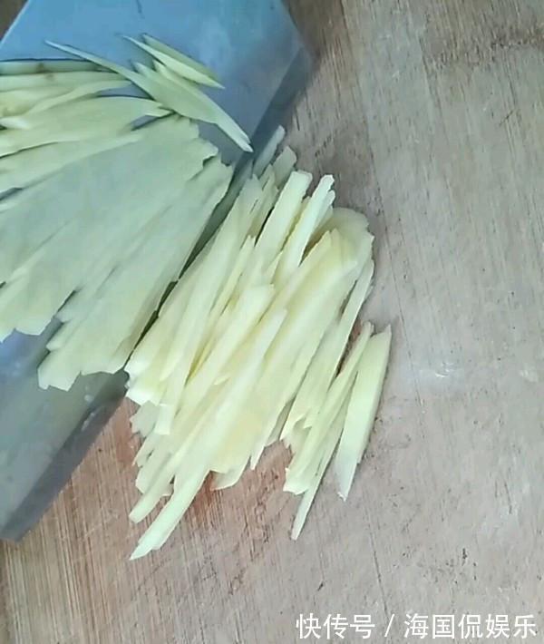 番茄土豆丝|它是“碱性食物”,女人常吃,嘴巴不臭,头发乌黑,皮肤也嫩了