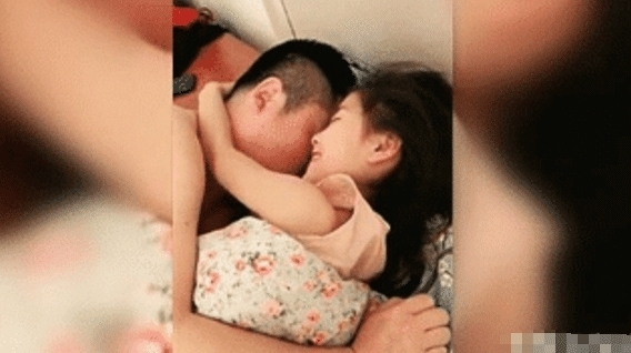 小情人|女儿是爸爸的小棉袄?看这位女孩,爸爸很幸福,妈妈却崩溃了