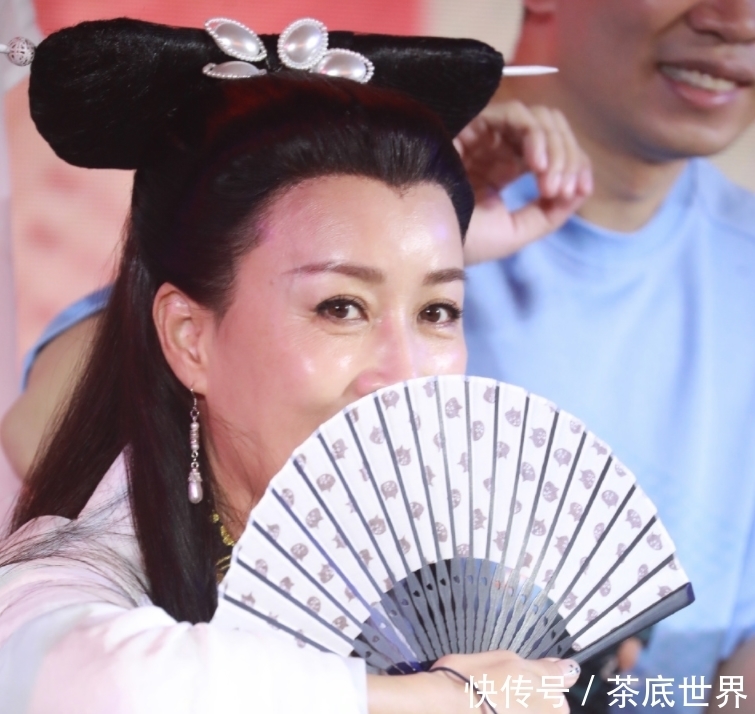 嘉宾们 那英扮演“白素贞”亮相活动,手上动作引热议,防疫措施太到位了