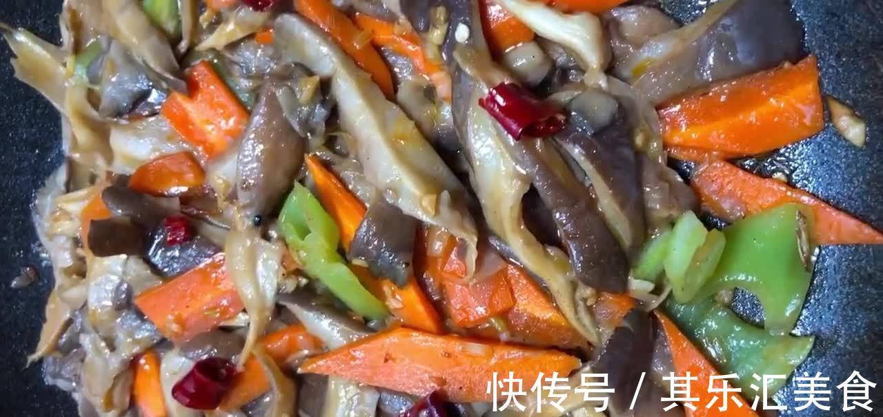 炒鲜蘑,鲜嫩爽滑鲜美入味,营养物质易被人体吸收,吃着比肉都香