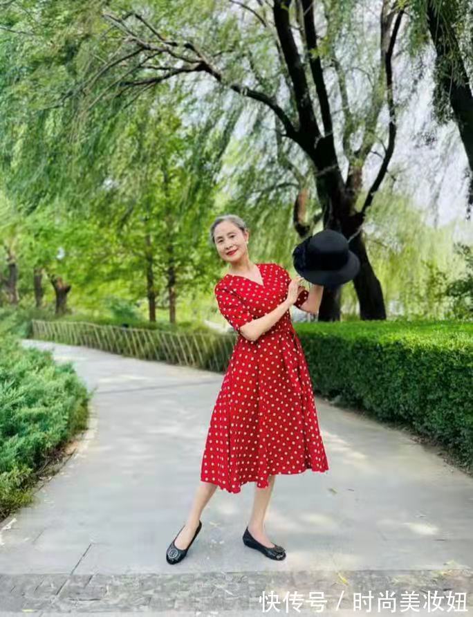 气质|70岁奶奶才是气质的典范,状态如“少女”,穿搭优雅又洋气
